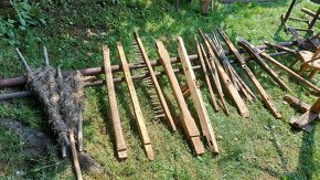 Staré hospodárske predmety z dreva, pluh, kolíska, koryto - 6