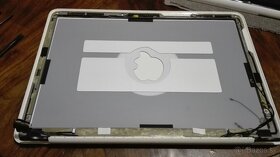 MacBook Late 2009 White. 13,3" a MacBook Pro 15. 15,4". - 6