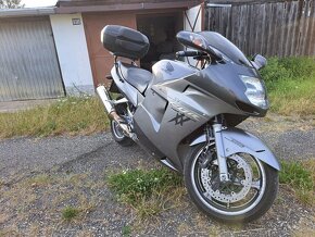 Predám Honda CBR 1100XX, rok 2006,posledný model, naj.73000 - 6