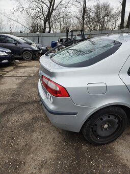 Renault laguna.        2004      1.6 benzínové motor - 7