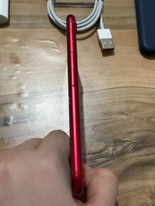 Predám Apple iPhone SE 2020 64GB RED male známky Používania - 7