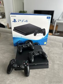 Playstation 4 SLIM 1TB + 3 ovládače + 6 hier - 7