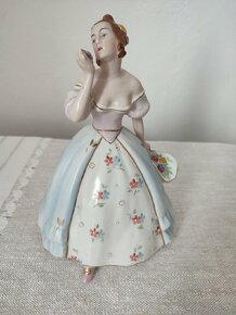 Royal dux žena s kvetinou porcelánová soška - 7