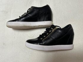 Čierne členkové topánky s opätkom zn. GUESS originál - 7