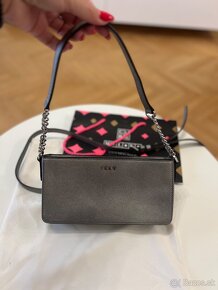 Strieborná crossbody DKNY kabelka - 7