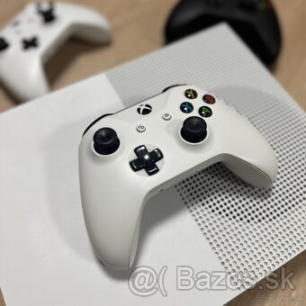 PREDANÉ Xbox One S 500GB + 3 ovládače + stojan - 7