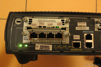 Predam Cisco router 1751 s modulmi. - 7