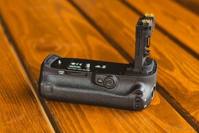 Predám Canon battery grip BG-E16 + 3 batérie - 7