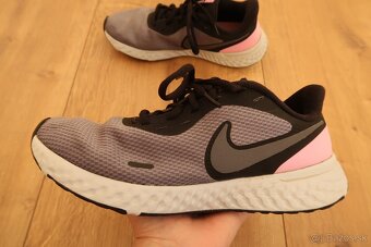 Dámske tenisky NIKE REVOLUTION 5 - č. 40 (26,2 cm) - 7