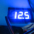 Vodotesný voltmeter modrý a zelený 12V 24V - 7