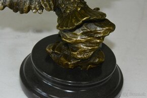 Bronzová socha - Orel v letu na mramoru - 7