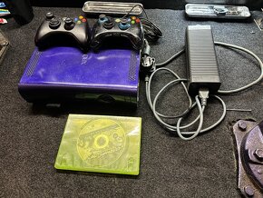 XBOX 360 + dva ovladače - 7