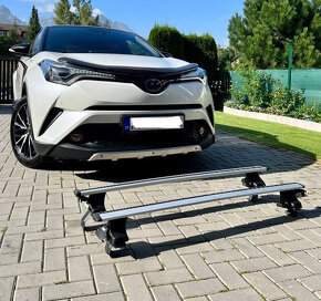 Toyota C-hr,1,8 hybrid,Selection v koži,E-cvt automat - 7