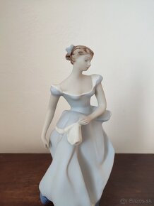 Royal dux žena so šatkou matná porcelánová soška - 7