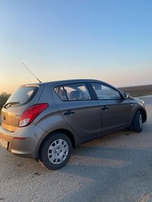 Hyundai i20 2012 hnedá metalíza svetla - 7