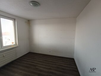 NA PREDAJ REKONŠTRUOVANÝ 4 IZBOVÝ BYT, 88M2, UL. SNP, HOLÍČ - 7