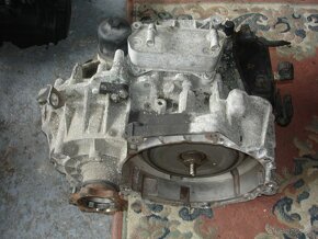 drziak alternatora , veko motora 1,9 TDI 77kw octavia 2 - 7