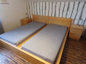 2 postele Ikea s lamelami, s matracmi a s 2 nočnými stolíkmi - 7