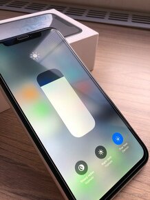 iPhone XR, 64GB - 7