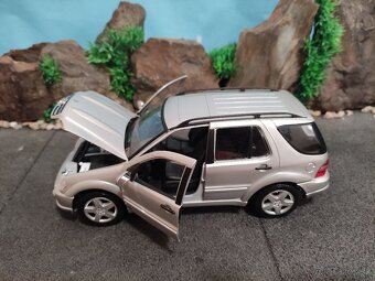 prodám model 1:18 mercedes benz ML55 amg - 7