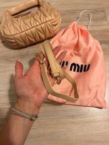 Miu Miu Wander matelassé nappa hobo bag - béžová (MM1) - 7