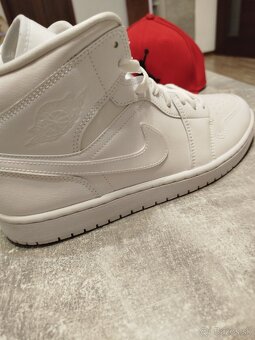 Air Jordan 1 Mid Triple white. Veľkosť : EU 44 - 7