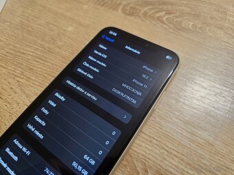 Iphone 11 64gb ma len bezne znamky pouzivania na displeji je - 7