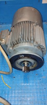 Motor 1,1 KW 1400 ot. 220/380 V. 20€ - 7