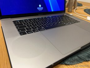 Macbook Pro 2018 15" 16 GB RAM Intel i7 256 GB Radeon Pro - 7