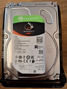 Predám domáce úložisko ZyXEL NAS326 + 2x 4 TB SEAGATE HDD - 7