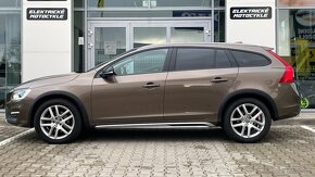 Volvo V60 Cross Country D4 4x4,  REZERVOVANE - 7