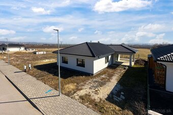 Novostavba- Bungalov s pekným výhľadom na Smolenický  zámok - 7