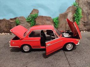 prodám model 1:18 BMW 2002 Tii - 7