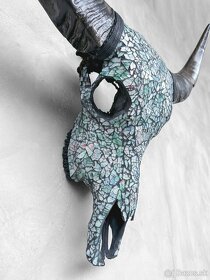 Ručne vyrezávaná lebka Bubalus Bubalis, sklenený motív, 68cm - 7
