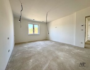 NOVOSTAVBA 4 IZB. RODINNÉHO DOMU S GARÁŽOU, POZEMOK 701M2, D - 7