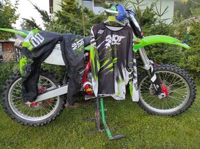 Predám Kawasaki kxf 250 (full akrapovič) stojan a oblečenie - 7