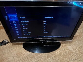 Krásny televízor s LED podsvietením panelov SAMSUNG UE26C40 - 7