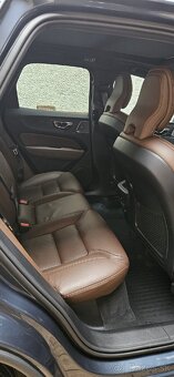 Volvo XC60 B5 Momentum AWD A/T

 - 7