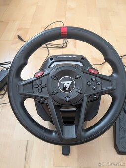 PS4 Pro 1Tb a Thrustmaster t128 - 7