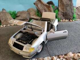 prodám model 1:18 mercedes benz Sl500 1989 - 7