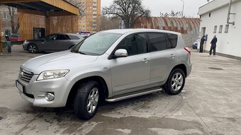 Predám toyotu rav 4 2011 - 7