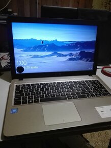 Asus VivoBook. i3. 8 GB DDR4. SSHD 500 GB. 15,6 HD. - 7