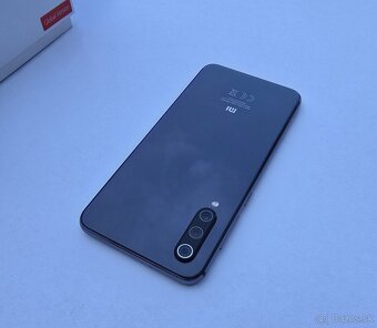 Predám Xiaomi Mi 9 SE Piano Black 6/64GB - 7