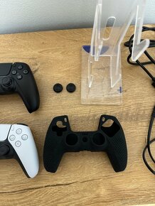 PLAYSTATION 5 s mechanikou + 2 ovladace a 2 hry - 7