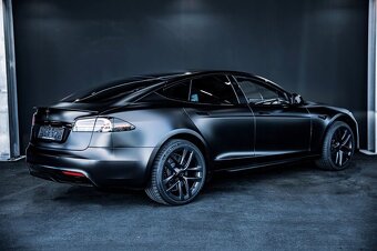 Tesla Model S PLAID - Yoke - Satin Black - 7