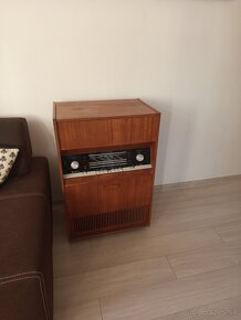 Starý rádio gramofón. - 7