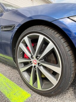 Sada 19 originál Jaguar XE S diskov so zimnými pneu Pirelli. - 7