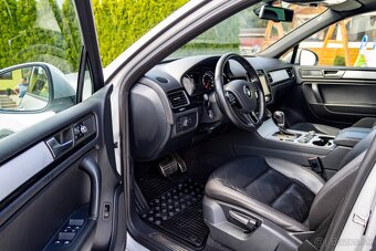 VW Touareg 3,0 V6 TDI 8AT (webasto, panoráma,el.ťažné, koža) - 7