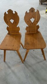 drevené stoličky, lavica a dva stoly - 7