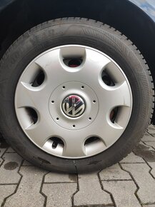 Zimné pneumatiky 205/55 R16 na plech. diskoch + VW puklice - 7